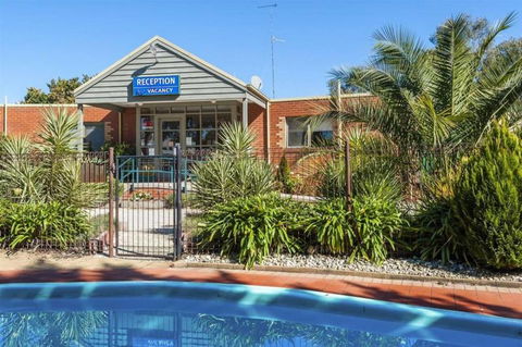 COMFORT INN COACH AND BUSHMANS - Accommodation Daintree 0