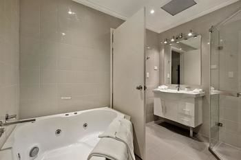 Best Western Plus Buckingham International - Accommodation Daintree 21