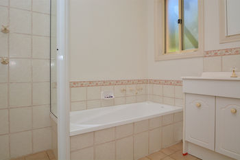 Madigan Wine Country Cottages - Accommodation Daintree 24