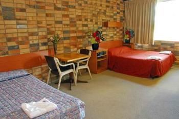 Palms Hotel Motel Chullora - Accommodation Daintree 1