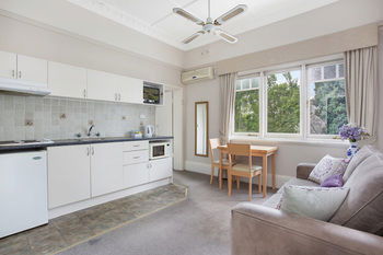 Boronia Lodge Burwood - Accommodation Daintree 0