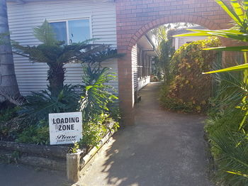 Bentley Waterfront Motel & Cottages - Accommodation Daintree 0