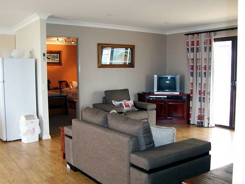 Elm Cottage - Tumut - Accommodation Daintree 1