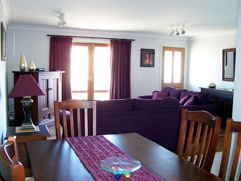 Elm Cottage - Tumut - Accommodation Daintree 2