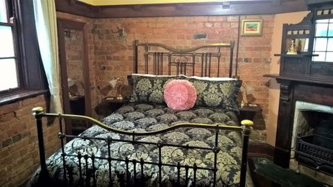 Crown And Anchor Inn - Accommodation Daintree 1