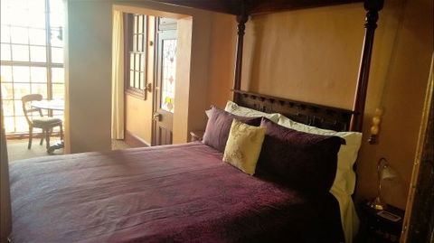 Crown And Anchor Inn - Accommodation Daintree 2