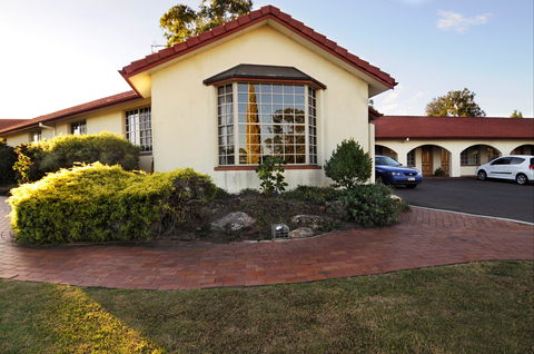 McNevins Warwick Motel And Gunyah Restaurant - Accommodation Daintree 0