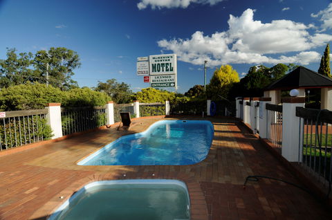 McNevins Warwick Motel And Gunyah Restaurant - Accommodation Daintree 2