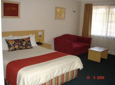 Bathurst Motor Inn - Accommodation Daintree 0
