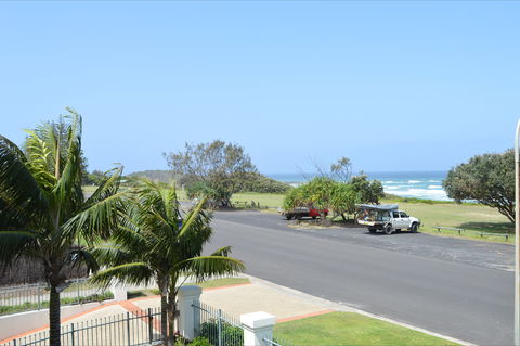 Breakers 1 / 5 At Yamba - Accommodation Daintree 1