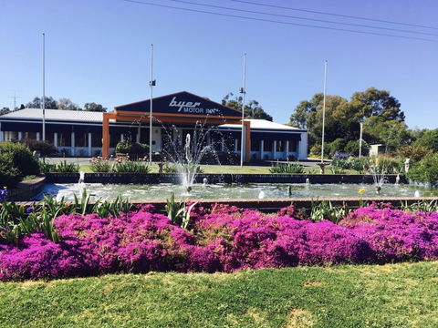 Byer Fountain Motor Inn And Restaurant - Accommodation Daintree 0