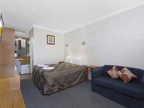 Byer Fountain Motor Inn And Restaurant - Accommodation Daintree 2