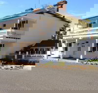 The White House Carcoar - Accommodation Daintree