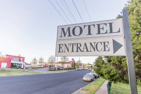 Bathurst Motor Inn - Accommodation Daintree 0