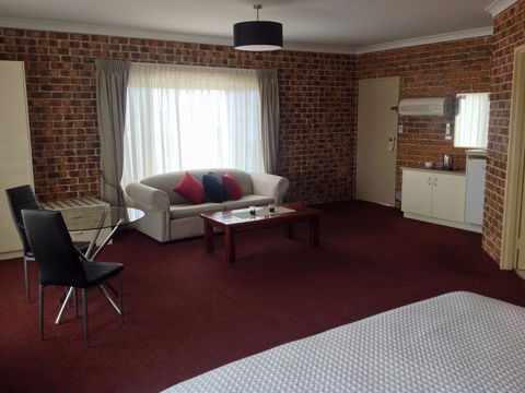 Richmond Motor Inn - Accommodation Daintree 0