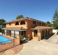 Airlie Court Holiday Apartments - Accommodation Daintree