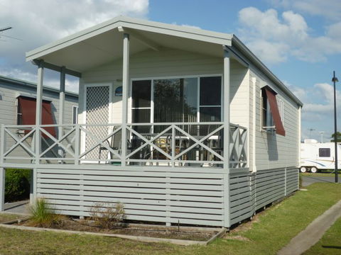 Belmont Pines Lakeside Holiday Park - Accommodation Daintree 4