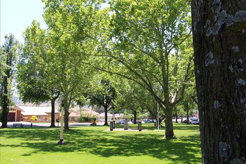 Tallangatta Triangles Park - Accommodation Daintree 0