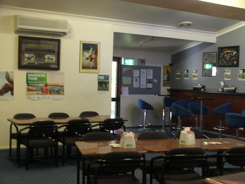 Old Bar Tavern - Accommodation Daintree 4