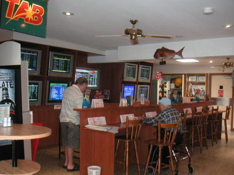 Jacobs Well Bayside Tavern - Accommodation Daintree 2