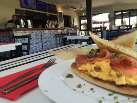 Dolly’s Bar & The Hibiscus Tavern - Accommodation Daintree 2