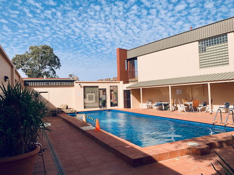 Desert Cave Hotel - Accommodation Daintree 2