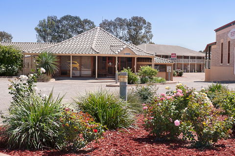 The Standpipe Golf Motor Inn - Accommodation Daintree 0