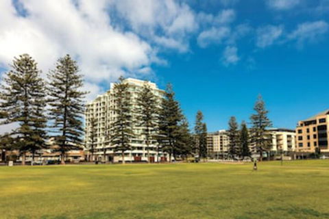 Oaks Glenelg Liberty Suites - Accommodation Daintree 0