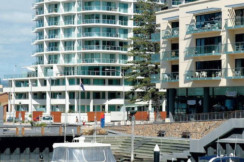 Oaks Glenelg Liberty Suites - Accommodation Daintree 5