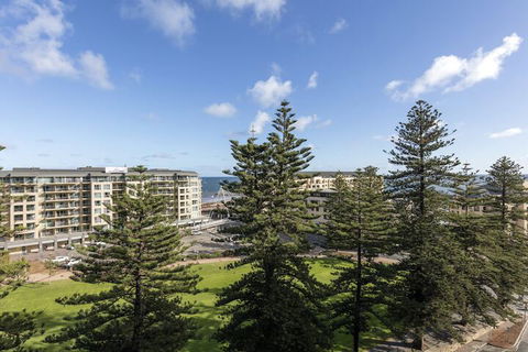 Oaks Glenelg Liberty Suites - Accommodation Daintree 6