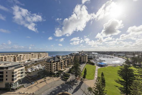 Oaks Glenelg Liberty Suites - Accommodation Daintree 7