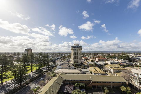 Oaks Glenelg Liberty Suites - Accommodation Daintree 3