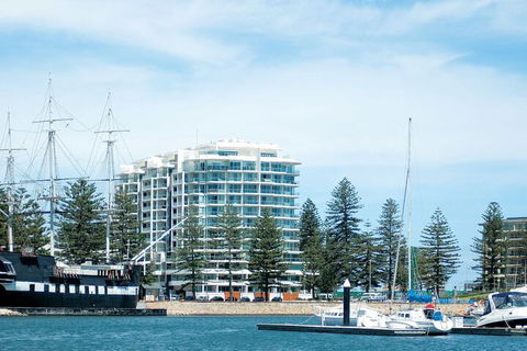 Oaks Glenelg Liberty Suites - Accommodation Daintree 2