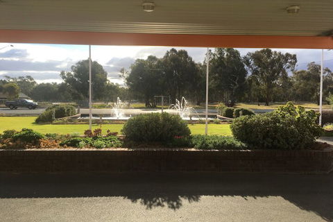 Byer Fountain Motor Inn, Holbrook - Accommodation Daintree 6