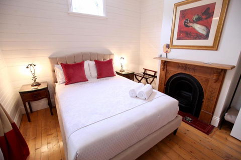 Poets Cottage Fireplace Close To Treks - Accommodation Daintree 6