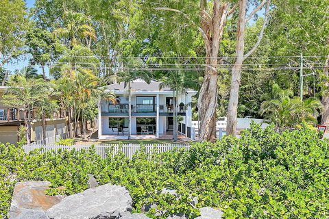 Dolce Vita Beachfront Holiday House - Accommodation Daintree 1