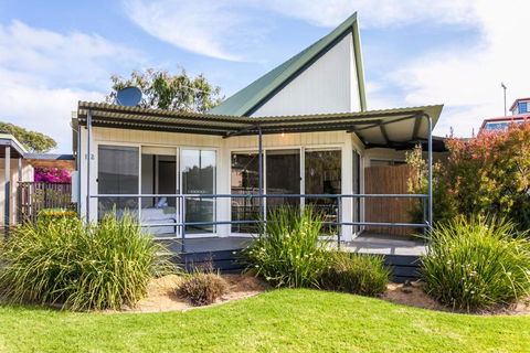 A River Bed Cottage - Accommodation Daintree 3