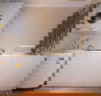 Lovely 5BR house walk to train and shops