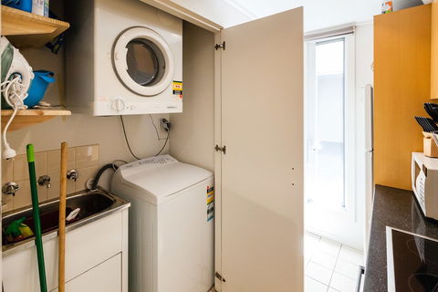 NAOMI, 2BDR South Melbourne Apartment - Accommodation Daintree 0