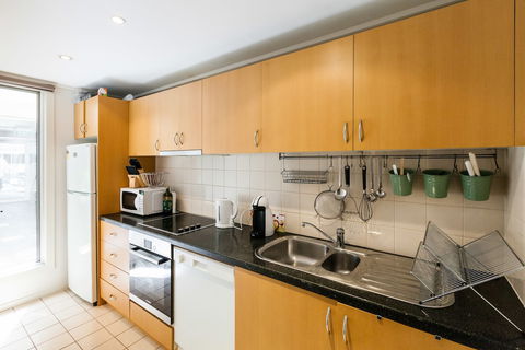 NAOMI, 2BDR South Melbourne Apartment - Accommodation Daintree 3
