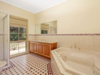 Alpine Mist - Spacious 5 Bedroom Home - Accommodation Daintree 5