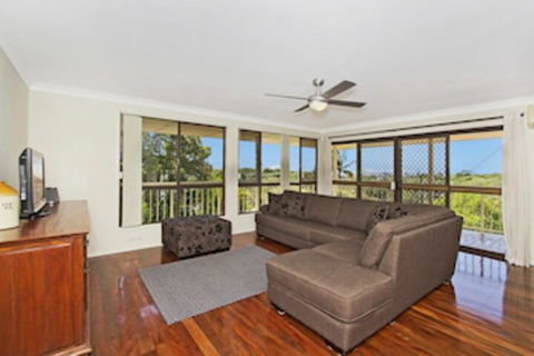 KINGSCLIFF HOLIDAY HOME On The HILL SYDS VIEW - Accommodation Daintree 0