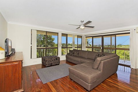 KINGSCLIFF HOLIDAY HOME On The HILL SYDS VIEW - Accommodation Daintree 4