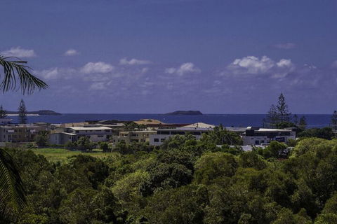 KINGSCLIFF HOLIDAY HOME On The HILL SYDS VIEW - Accommodation Daintree 2