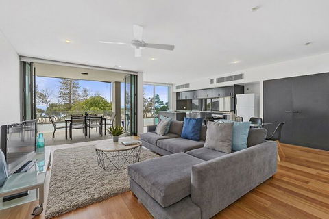 KINGSCLIFF NOR NOR EAST 101 On MARINE PARADE - Accommodation Daintree 2