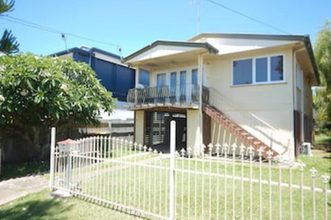 Spacious 2-Storey Home By The Bay: Sleeps 12 - Accommodation Daintree 0