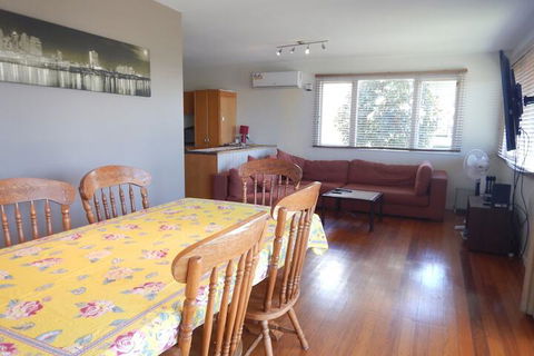 Spacious 2-Storey Home By The Bay: Sleeps 12 - Accommodation Daintree 4