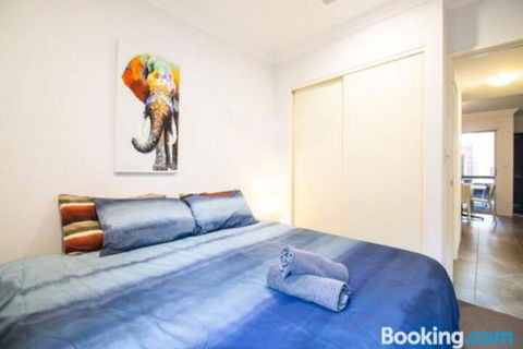 Deluxe Stays McMillan Holiday Apartments With Complimentary Parking & Netflix - Accommodation Daintree 7