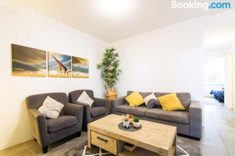 Deluxe Stays McMillan Holiday Apartments With Complimentary Parking & Netflix - Accommodation Daintree 4