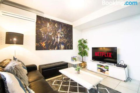 Deluxe Stays McMillan Holiday Apartments With Complimentary Parking & Netflix - Accommodation Daintree 2